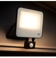 Foco proyector led 30W con sensor de movimiento y mando negro 4000K