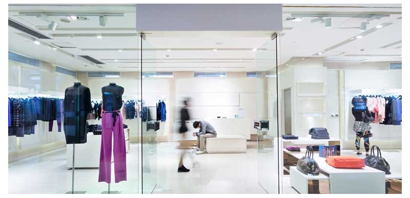 Cómo mejorar el escaparate de una tienda a través de la iluminación