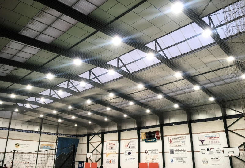 Nueva iluminación del pabellón de deportes de Serón (Almería) con nuestras campanas UFO de alto rendimiento lumínico.